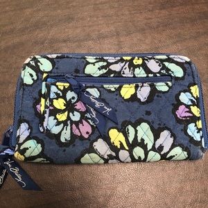 Vera Bradley zip around wallet